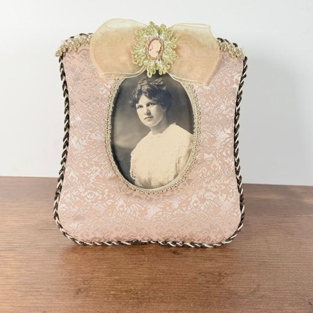 Vintage Victorian Style Pink Brocade Cameo Frame 7"x7"
